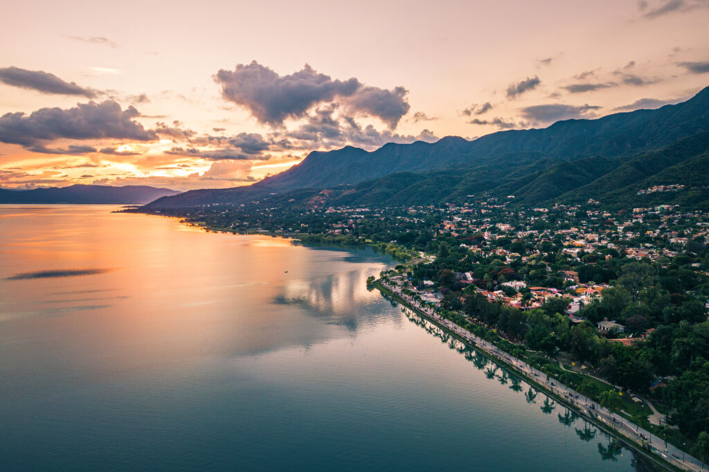 Vista panorámica del Lago de Chapala con montañas al fondo y malecón de Ajijic