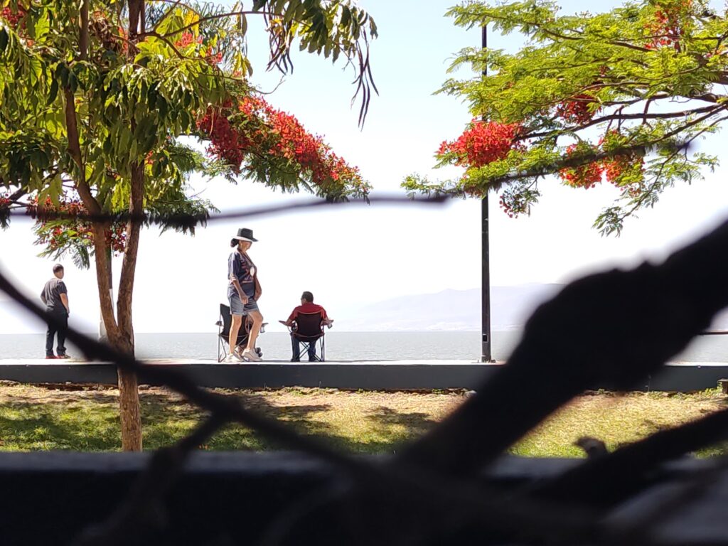 Personas disfrutando el malecón de Ajijic