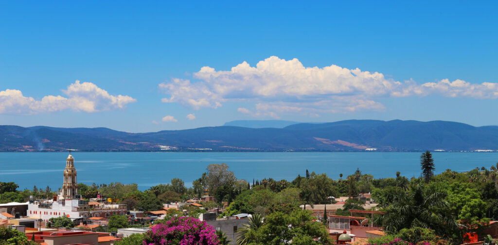 Ajijic Pueblo Mágico visto desde el cerro, arboles, lago de Chapala, Parroquia de San Andrés Apostol