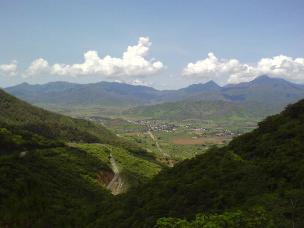 Talpa de allende visto desde Cruz de Romero, un mirador ubicado en la ruta de peregrinación hacia Talpa de Allende, Jalisco