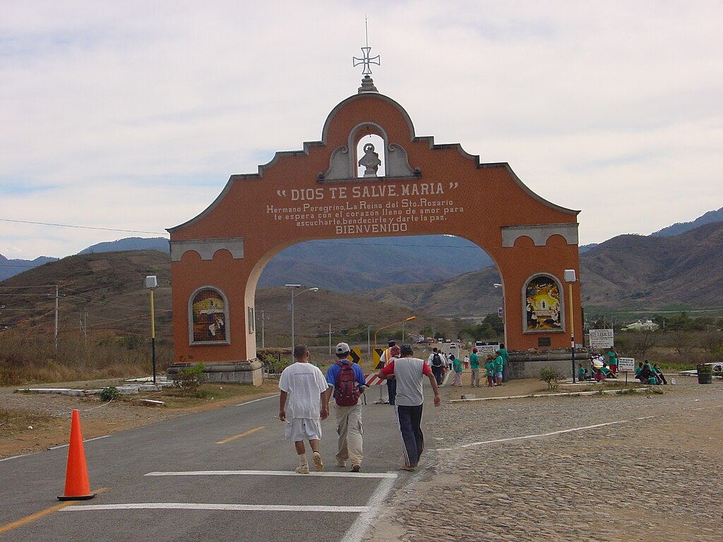 Peregrinos en Semana Santa en la entrada de bienvenida al pueblo de Talpa, Jalisco, México.