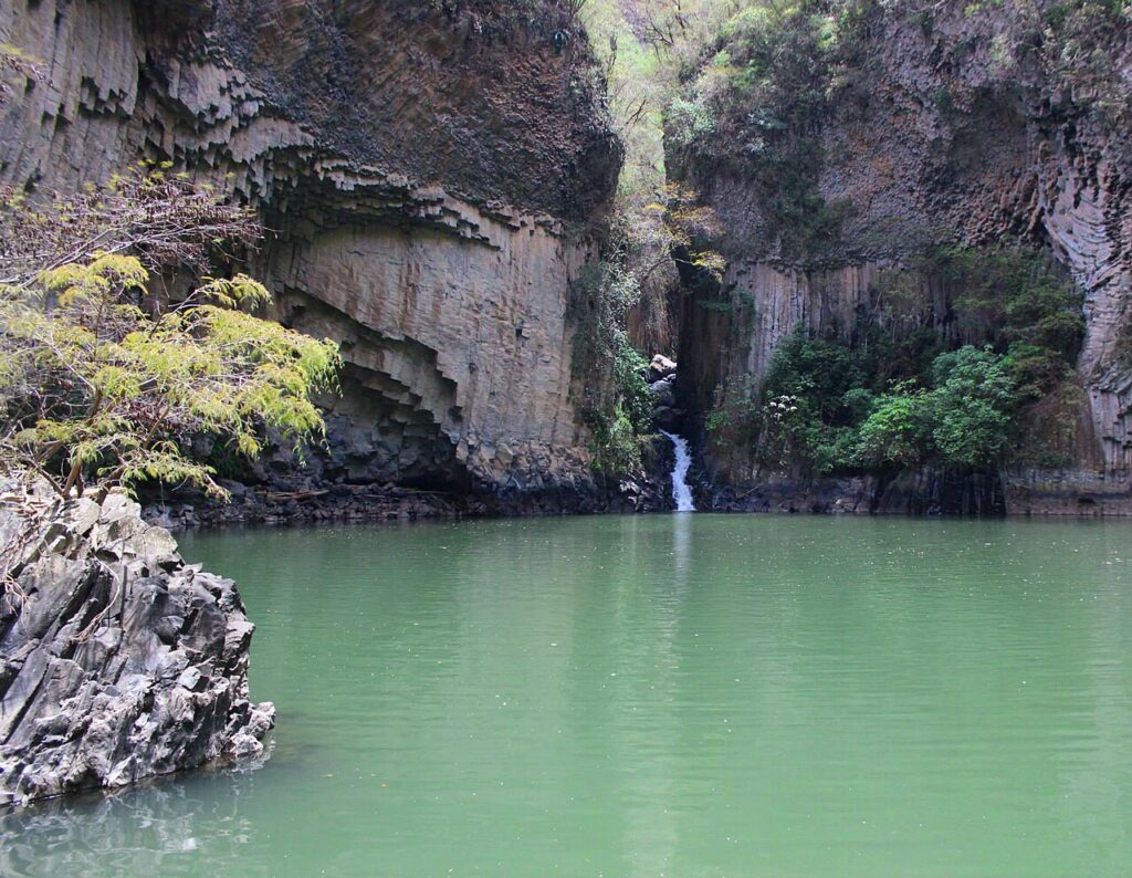 Columnas de basalto en el Rio Mascota