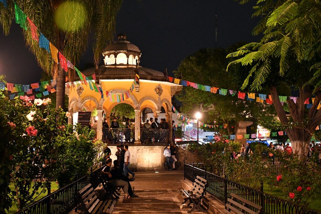 Jardín Hidalgo y su quiosco en Tlaquepaque (Jalisco, México), con las decoraciones de papel picado del Día de Muertos.