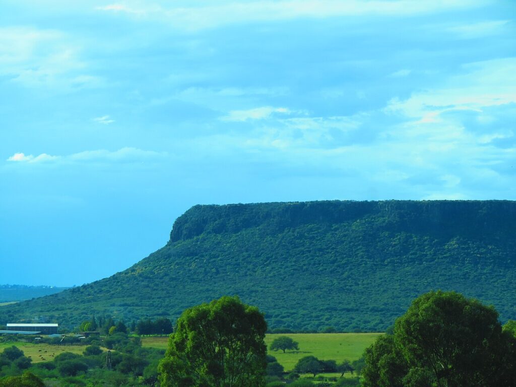 Cerro de la mesa redonda desde la autopista a Lagos de Moreno