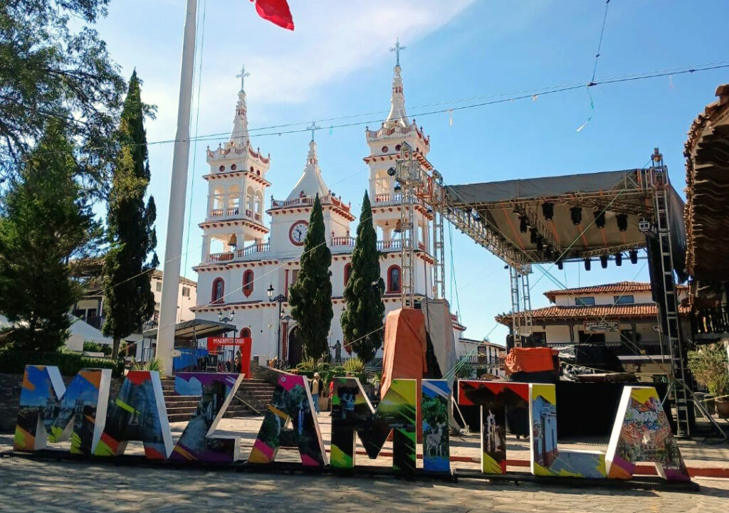 Parroquia de San Cristóbal y letras de Mazamitla Pueblo Mágico