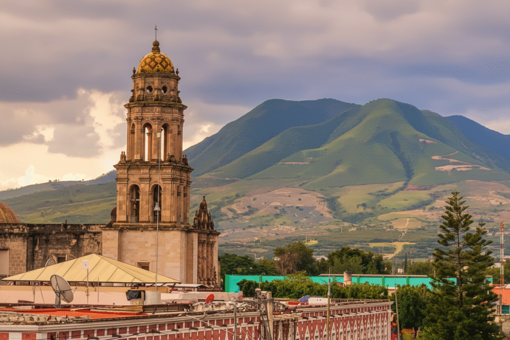 Parroquia de la Inmaculada Concepción en Sayula, Pueblo Mágico, cerros al fondo